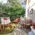 Amazing In Seget Donji With Kitchen Casa de Férias