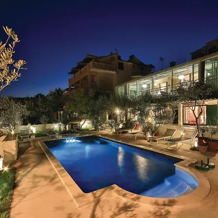 Amazing In Seget Donji With Kitchen Trogir