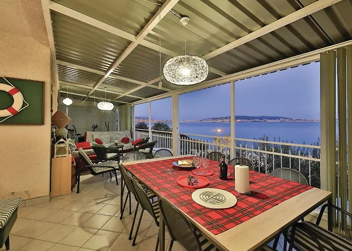 Casa de Férias Amazing In Seget Donji With Kitchen Trogir