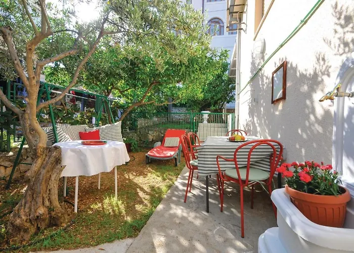 Amazing In Seget Donji With Kitchen Casa de Férias