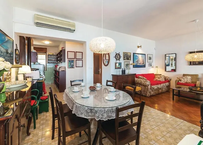 Amazing In Seget Donji With Kitchen Casa de Férias *